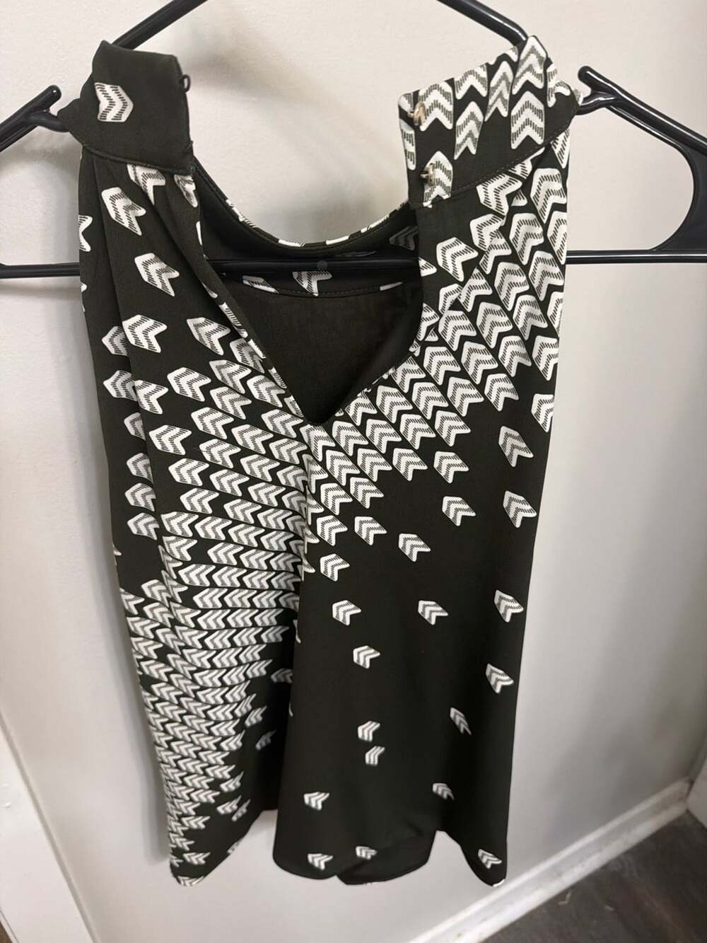 White House Black Market Blouse Womens S Black White Sleeveless V Neck Print